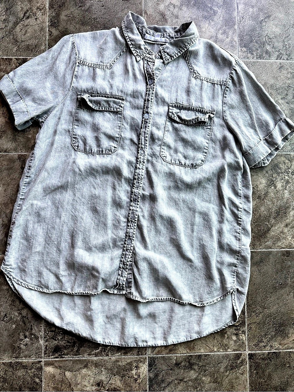 Jane + Delancey Washed Gray Short-Sleeve Button-Down Shirt Medium